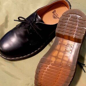 Dr Martens Oxford dual gender shoes size W-7, M-6